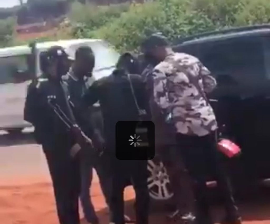 FACT-CHECK: Viral Video of Police Men Dragging Handbag from Traveller is from 2021