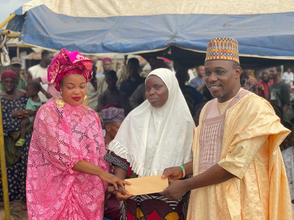 Hon. Bamigbade Beatrice Empowers 350 Households in Ifelodun LG