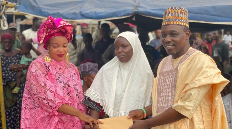 Hon. Bamigbade Beatrice Empowers 350 Households in Ifelodun LG