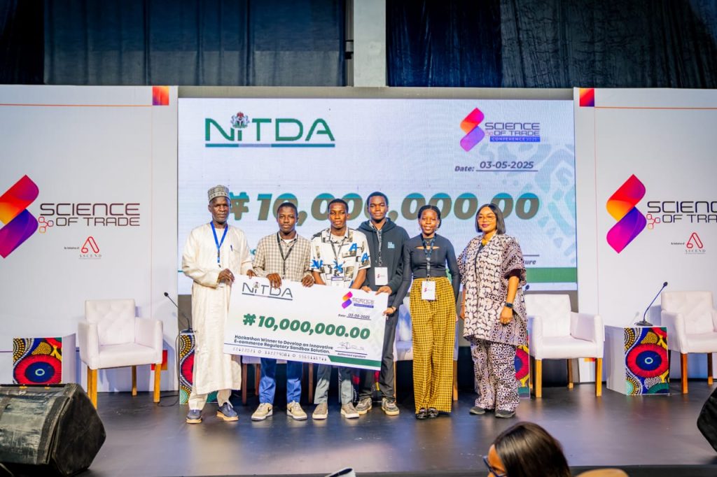 The Director General of NITDA Kashifu Inuwa CCIE represented by Director of the Digital Economy Development, Engr. Salisu Kaka, presenting a cash prize of N10million to Get AI under the Regulatory Sandbox category, during the closing ceremony of the Nigeria AfCFTA Hackathon 2025 during the Science of Trade Conference in Lagos.